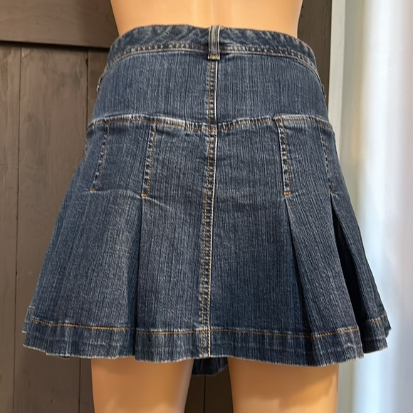 Guess Jeans low rise pleated denim mini skirt. With belt loops and front pockets - Picture 2 of 3